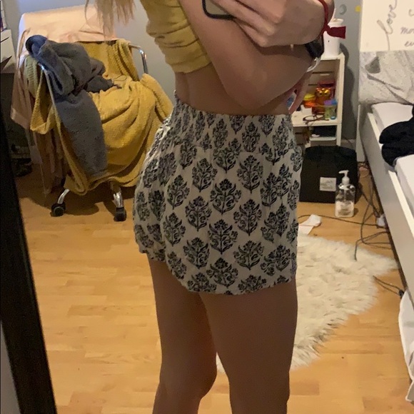 Patterned flowy shorts - Picture 2 of 3
